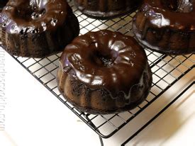 The famous mini bundt cake recipes we all know and love come in so many flavors and only one shape. Chocolate Overload Mini Bundt Cakes | RecipeLion.com