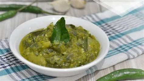 Jadi sambal matah memang jenis sambal yang diolah dengan bahan mentah tanpa digerus. Resep Sambal Cabe Ijo Khas Rumah Makan Padang - Lifestyle Fimela.com