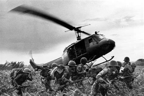 Helikoptereinsatz Südvietnamesische Soldaten Laufen Us Hubschraubern