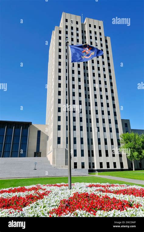 North Dakota State Capitol Building Bismarck Nd Flag Stock Photo Alamy