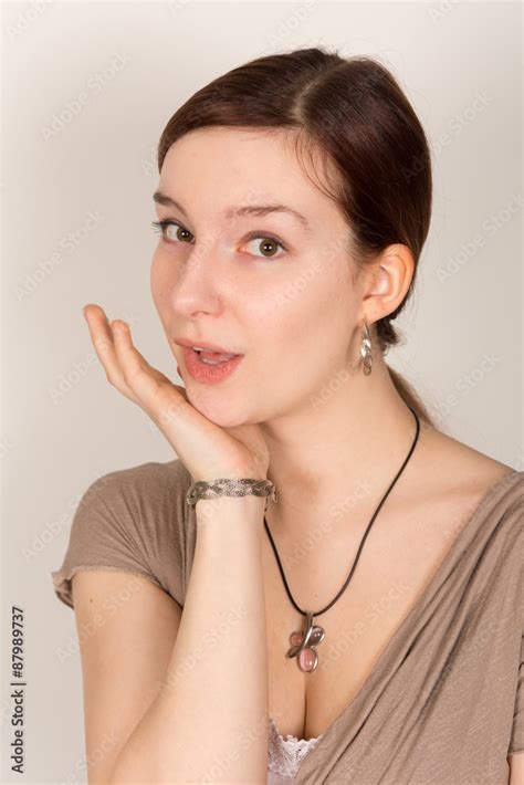 Junge Dame Zeigt Emotionen Ausdruck Stock Foto Adobe Stock