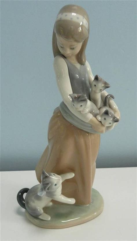 Lladro Figurine 1309 Following Her Cats Girl With Her Kittens