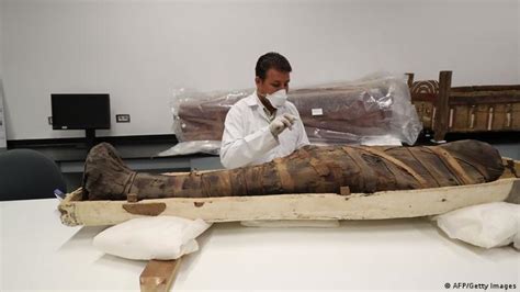 Egypt Puts Restoration Of King Tut′s Golden Coffin On Display News