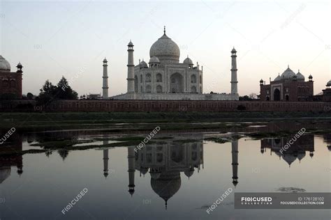 Taj Mahal Behind Yamuna River Under Clear Sky Agra India — Facade