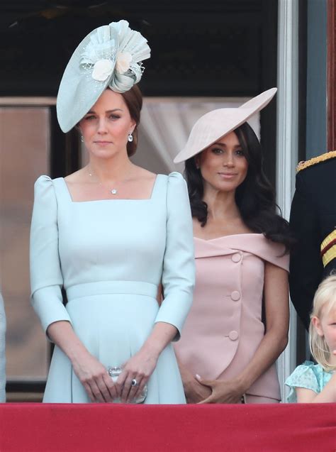 Por Que Kate Middleton E Meghan Markle Carregam A Bolsa Na Mão Esquerda