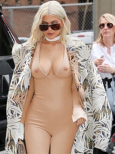 Real Men Don T Cry Kylie Jenner Shows Her Tits In NYC On 9 11