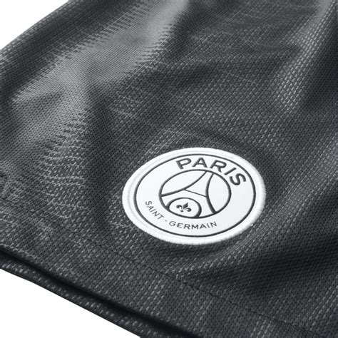 Basketzone est une entreprise qui existe depuis 2010, nous nous ont fait confiance plus de 100.000 clients et notre profil sur facebook aimé plus de 250000. Short PSG Jordan noir 2018/19 sur Foot.fr