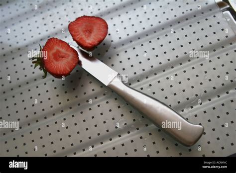 Cutting Strawberry Zwei Erdbeehälften Mit Messer Stock Photo Alamy