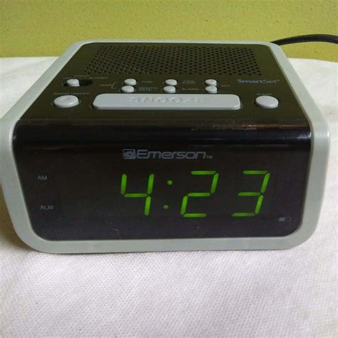 Emerson Clock Radio Alarm Smart Set Am Fm Electric Time Date Works