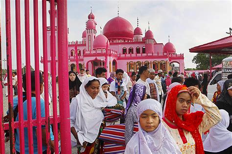 Eid Mubarak Muslims Around The World Celebrate Eid Al Fitr End Of
