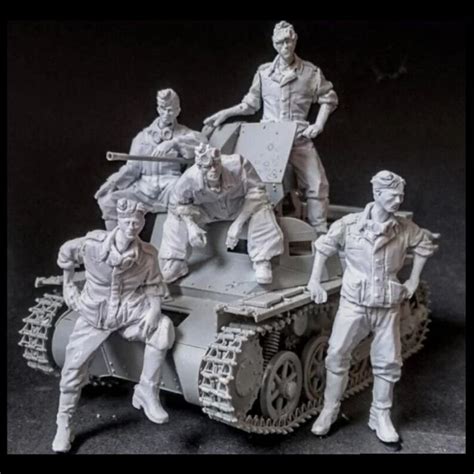 Unassambled 135 Ancient Flak Panzer Crew 5 Figures No Tank Resin