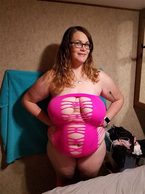 Huge Tits Nipples Poking Through Shirt BBW Braless Non Nude Pics