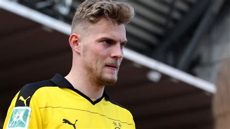 Ducksch began playing football at the age of four and was enrolled at the academy of bsv fortuna dortmund 58 in 1998, where he was initially trained by his father, klaus ducksch, who was the coach of the club at the time. BVB-II-Stürmer Marvin Ducksch bringt Bruder ins Gefängnis ...
