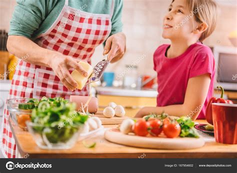 Mère Et Fille Dans La Cuisine Domestique Image Libre De Droit Par Kerkezz © 167954602