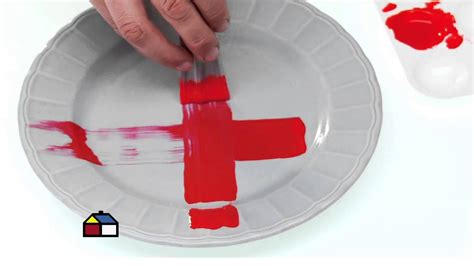 Con una espátula plástica y un paño, que no raye el papel, pegar la. ¿Cómo pintar platos para decoración? - YouTube