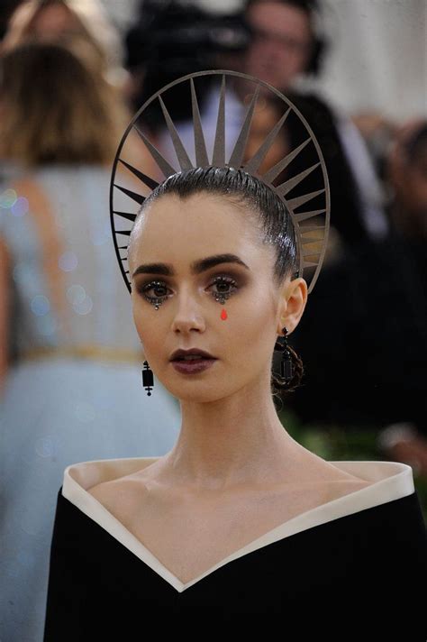 Lily Collins S Met Gala Makeup Is A Sneaky Tribute To The Dark Arts