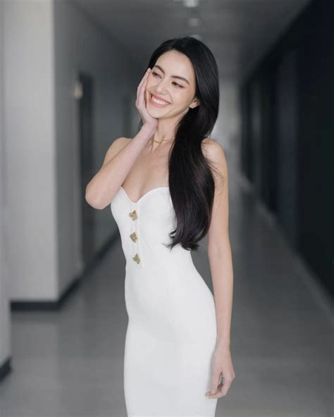 Mix And Match Outfit Putih Ala Davika Hoorne