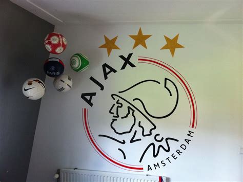 Muurschildering Ajax Logo Op Een Jongenskamer Door Stijlvollemuurnl