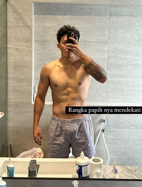 mrvvip on twitter steven yoswara shirtless mirror selfie modelwatch