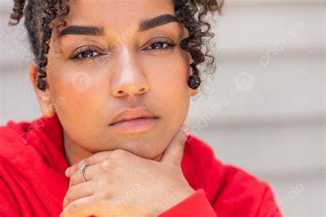 思慮深い黒人混血異人種間のアフリカ系アメリカ人女性若い女性女の子ティーンエイジャー十代の外の肖像画 写真背景 無料ダウンロードのための画像 Pngtree