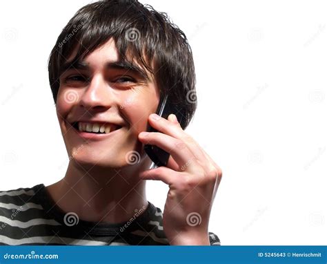 El Hombre Joven Feliz Está Hablando Por El Teléfono Imagen De Archivo