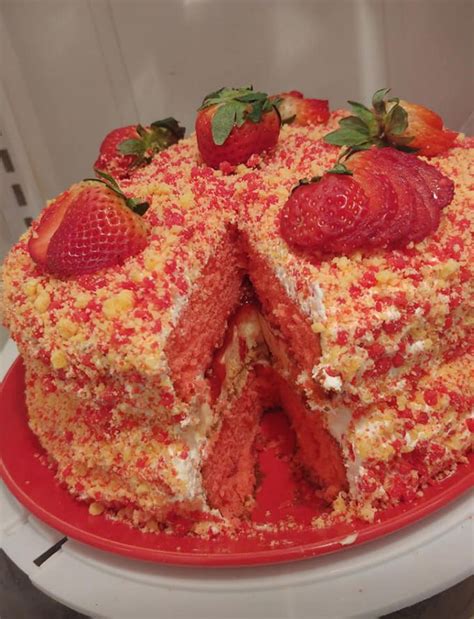 Strawberry Crunch Cheesecake Cake Recipes