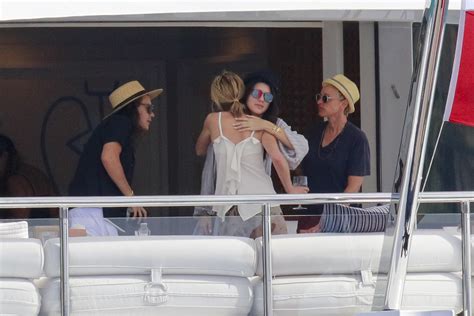 Kendall Jenner And Harry Styles Joined By Mums And Ellen Degeneres On