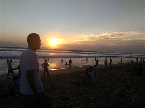 Lalu, di hari minggu 08.00 wib sampai dengan pukul 14.00 wib, meskipun ada beberapa kantor jne yang tutup. Managament And Travelling: Sunset di Pantai Kuta Bali ...