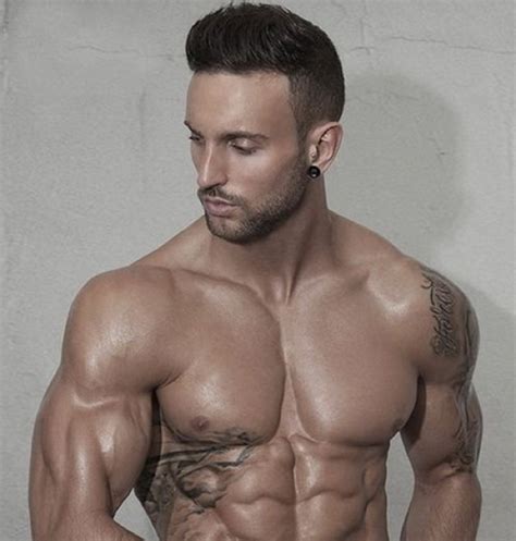 Hot Dudes: Ripped and Defined Muscle Dude