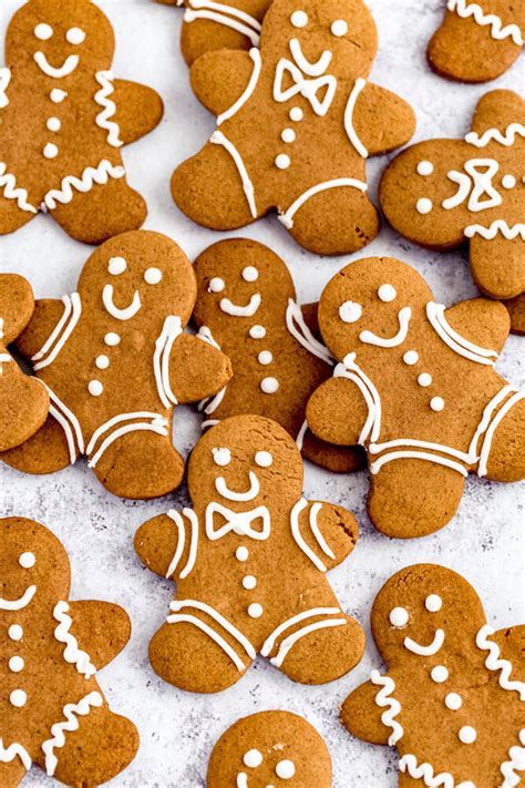 A ginger spiced cookie topped with sweet icing. Archway Iced Gingerbread Man Cookies : How To Ship Decorated Cookies And Cookie Craft Giveaway ...
