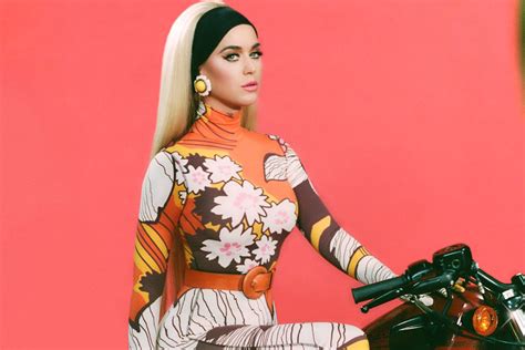Katy Perry News Biker Girl Fantasie Katy Perry Veröffentlicht Neue