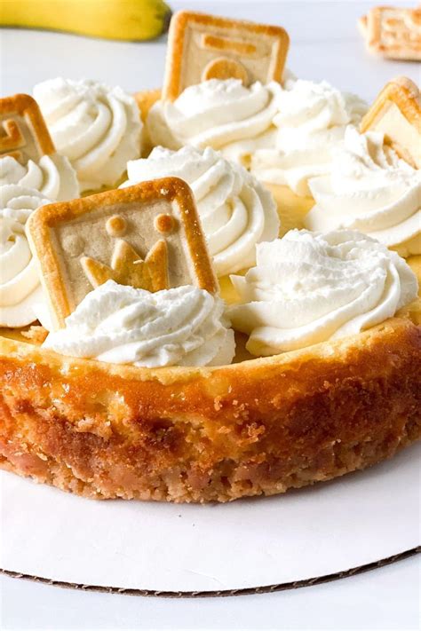 Arrange the bananas over the cookies. Delicious Banana Pudding Cheesecake with Chessmen Cookies