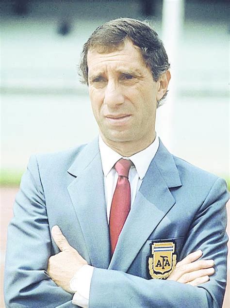 Carlos bilardo obtuvo la copa del mundo con la selección argentina en méxico 1986 y el subcampeonato en italia 1990. Escribir, escribir, escribir...