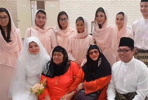 Dalam perkembangan lain, pelakon zahirah macwilson memaklumkan usia kandungannya kini sudah memasuki 32 minggu. Ibu Zahirah Macwilson selamat nikah | Astro Awani