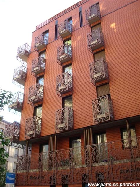 Les couleurs varient en fonction de la cuisson et de la disposition des briques dans le four. Bâtiment rouge brique au 37 rue Montgallet - Paris en photos