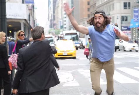 Un Hombre Lleva Alegría A Nueva York Chocando Las Manos De La Gente