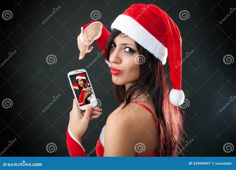 das schöne sexy mädchen das weihnachtsmann trägt kleidet mit smartphone stockbild bild von