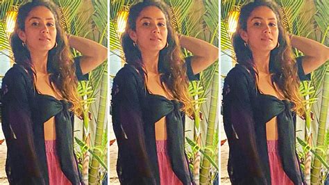 Mira Rajput Kapoor Aces Vacay Style In Goa In Her Strapless Black Bralette And Pink Joggers