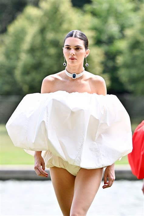 Kendall Jenner Goes Braless Under A Stunning Yellow Sequined Gown In