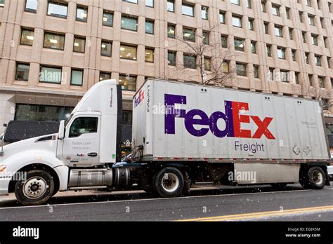Fedex freight truck hi-res stock photography and images - Alamy