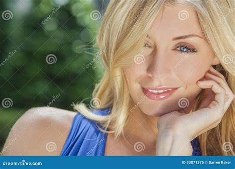 Belle Femme Blonde Avec Des Yeux Bleus Image Stock Image Du Féminin Sain 33871375