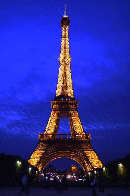 Balcón con vistas a la torre eiffel. La Torre Eiffel de noche - a photo on Flickriver
