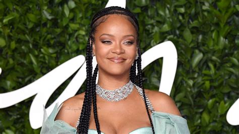 Rihanna Shows Off Perfect Edges And Flawless Skin In First Selfie Of