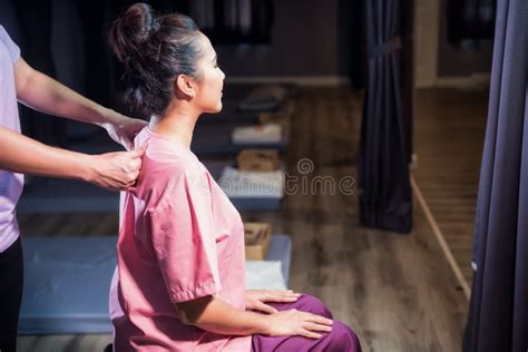 Massage Tha Landais Au Dos De La Femme Attirante Image Stock Image Du