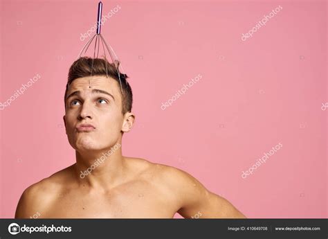 Nackter Mann Mit Kopfmassager Auf Rosa Hintergrund Emotionen Modell