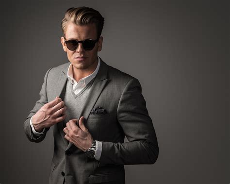 Simply consult our handpicked selections of the top 8 best sunglasses for men below, and dramatically exemplify your sophistication and style. The Best Sunglasses for Men According To Their Face Shape ...