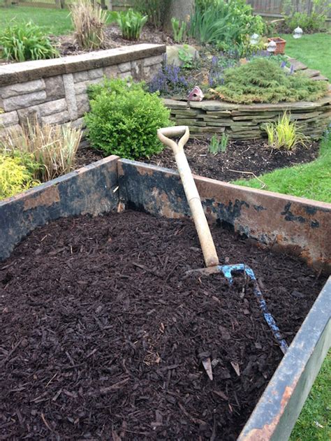 Inorganic mulches don't break down and enrich the soil, but that doesn't necessarily mean they're not. Organic weed control tips for gardeners