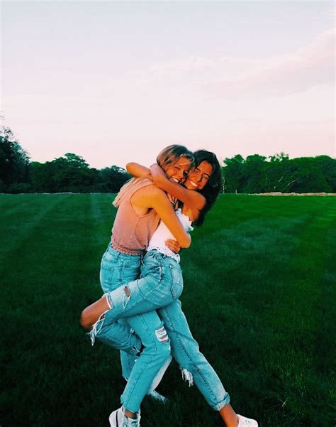 𝐩𝐢𝐧𝐭𝐞𝐫𝐞𝐬𝐭 𝐨𝐫𝐥𝐱𝐧𝐞𝐯𝐥𝐲♡ Friend Photoshoot Best Friend Pictures Friend Poses Photography