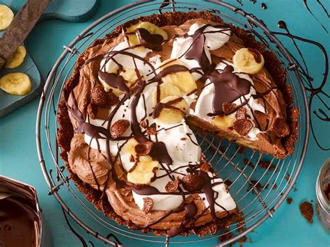 Milch und saure sahne einrühren, dann backpulver und die hälfte des backkakaos zufügen und alles miteinander verrühren. Schoko-Bananen-Kuchen ohne Backen Rezept | LECKER