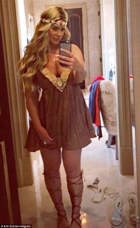 Kim Zolciak Showcases Her Thin Waist And Large Cleavage In Instagram Snaps Daily Mail Online